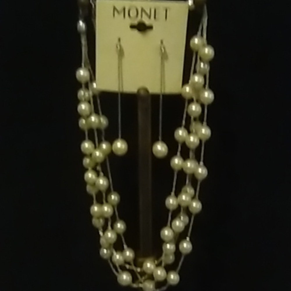 Monet brand. Beautiful custom jewelry. Pearl necklace with earnings set. "New"